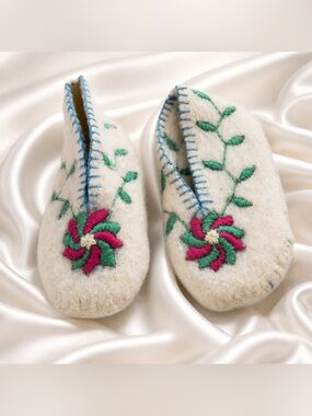 Vintage 60’s Handmade Girls Wool Slippers with Floral Embroidery GUC